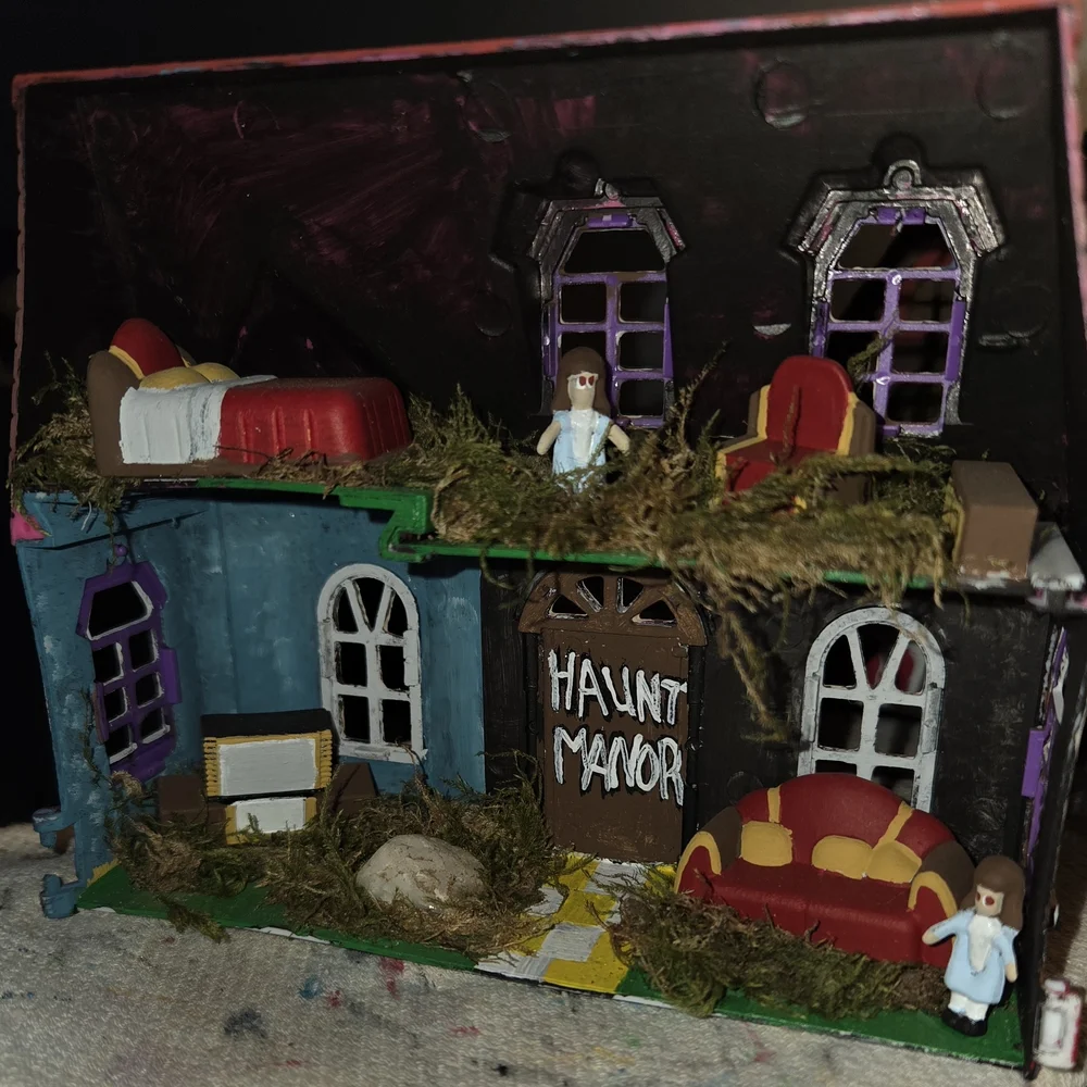 Charming Red and Brown Miniature House - Picture 2 of 4